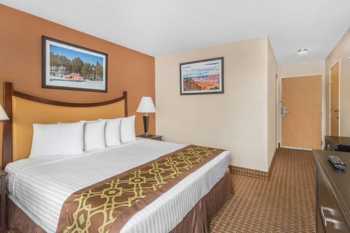 In-room safe, desk, iron/ironing board, cribs/infant beds