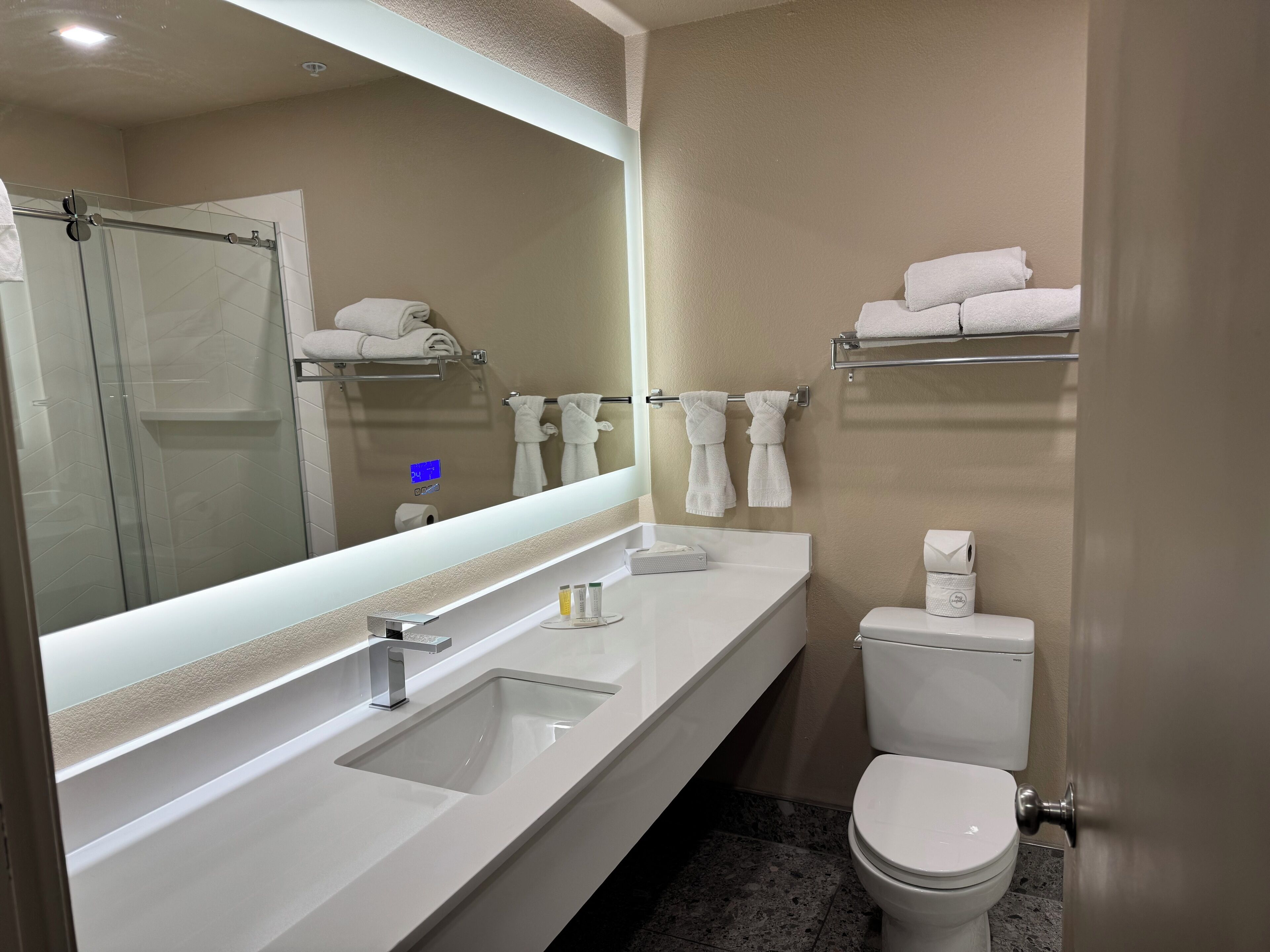 Combined shower/tub, free toiletries, hair dryer, towels