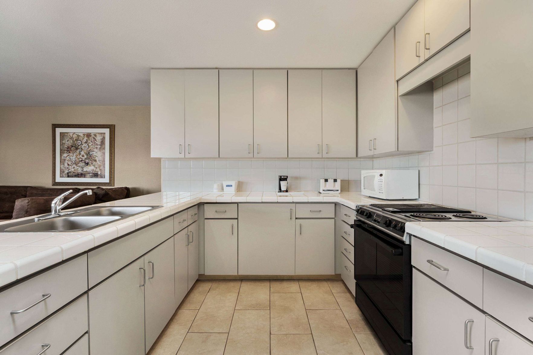 Private kitchen | Fridge, microwave, coffee/tea maker