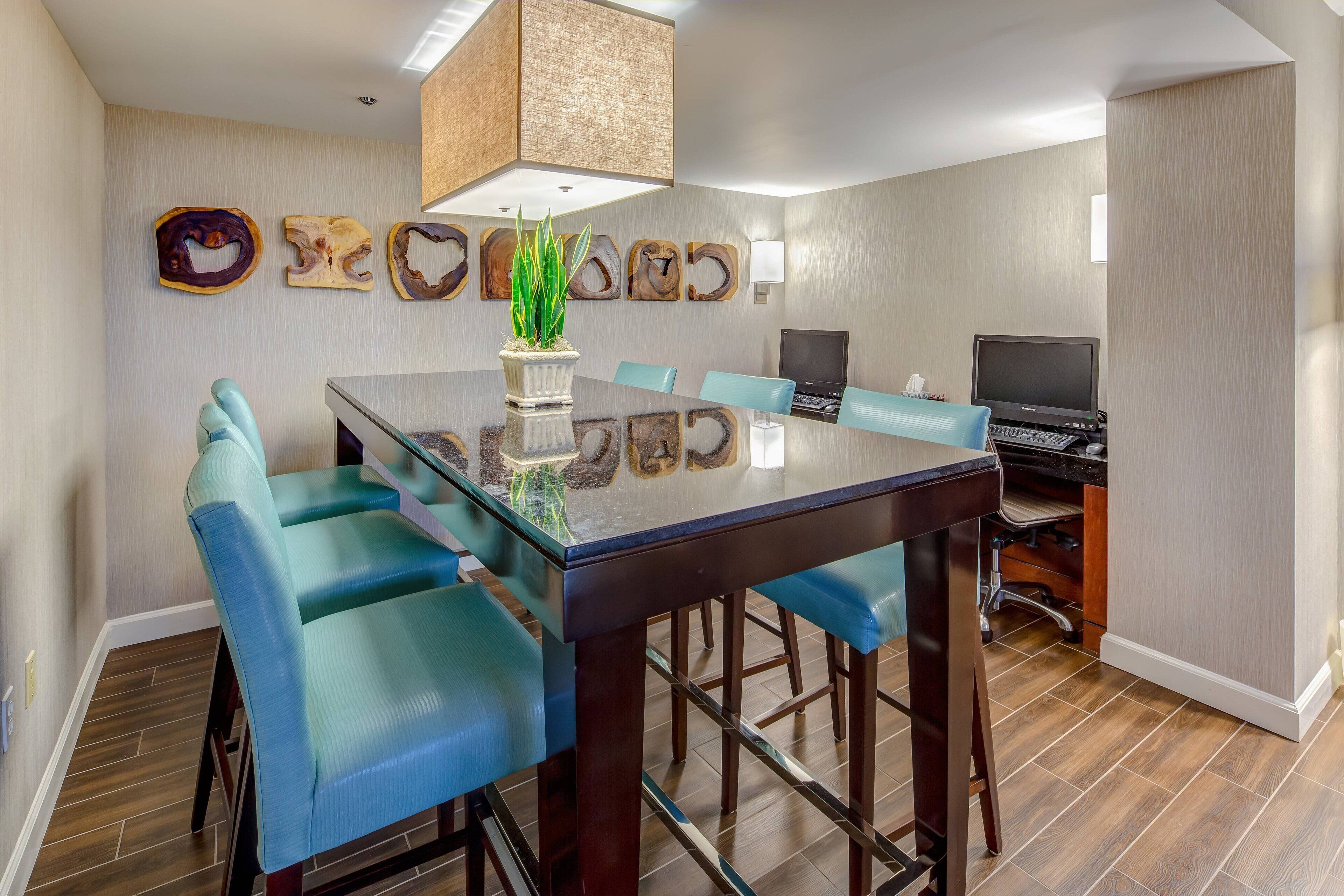 serves lunch, dinner and brunch