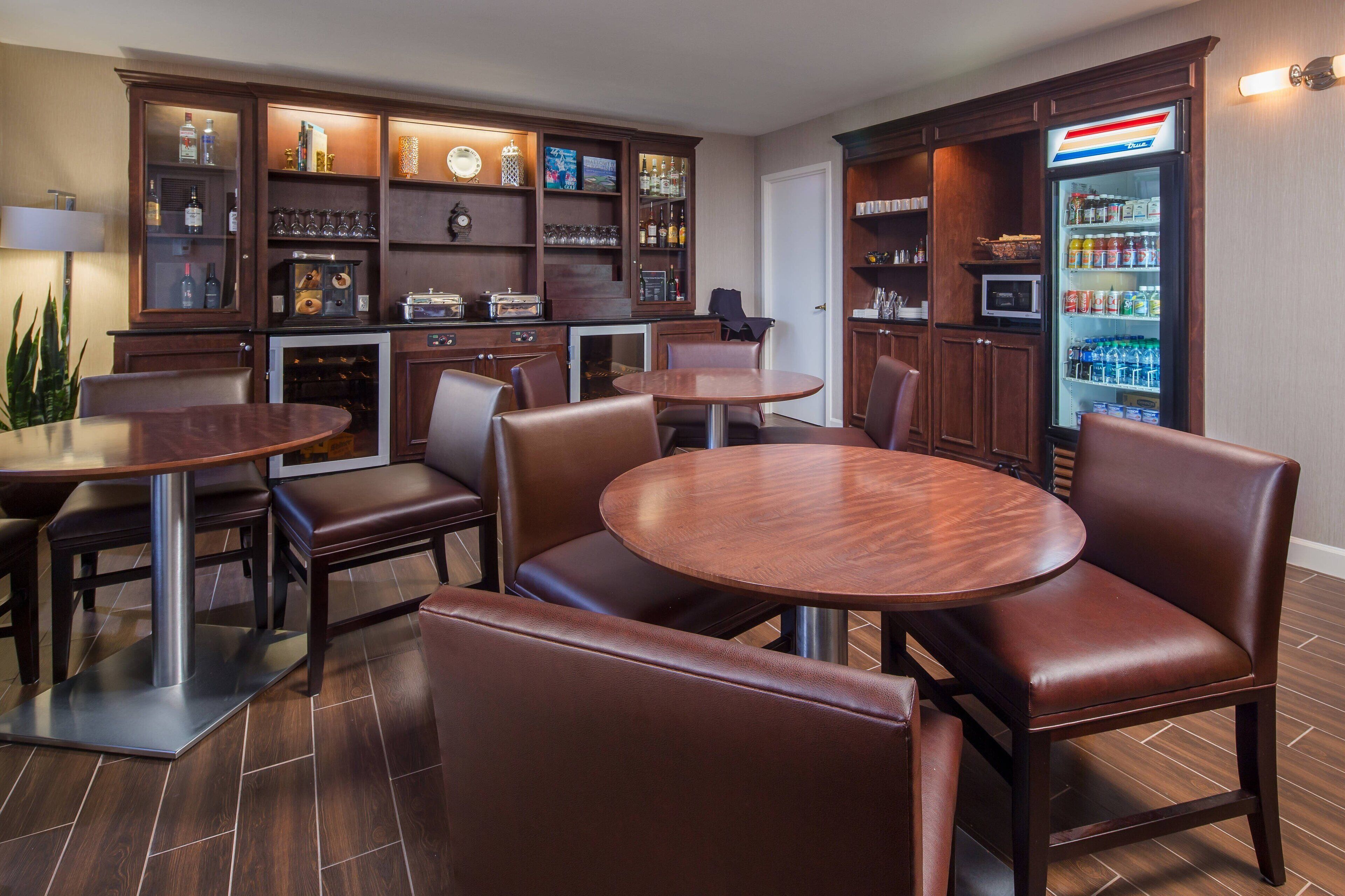 serves lunch, dinner and brunch