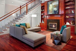 供应午餐、晚餐和早午餐