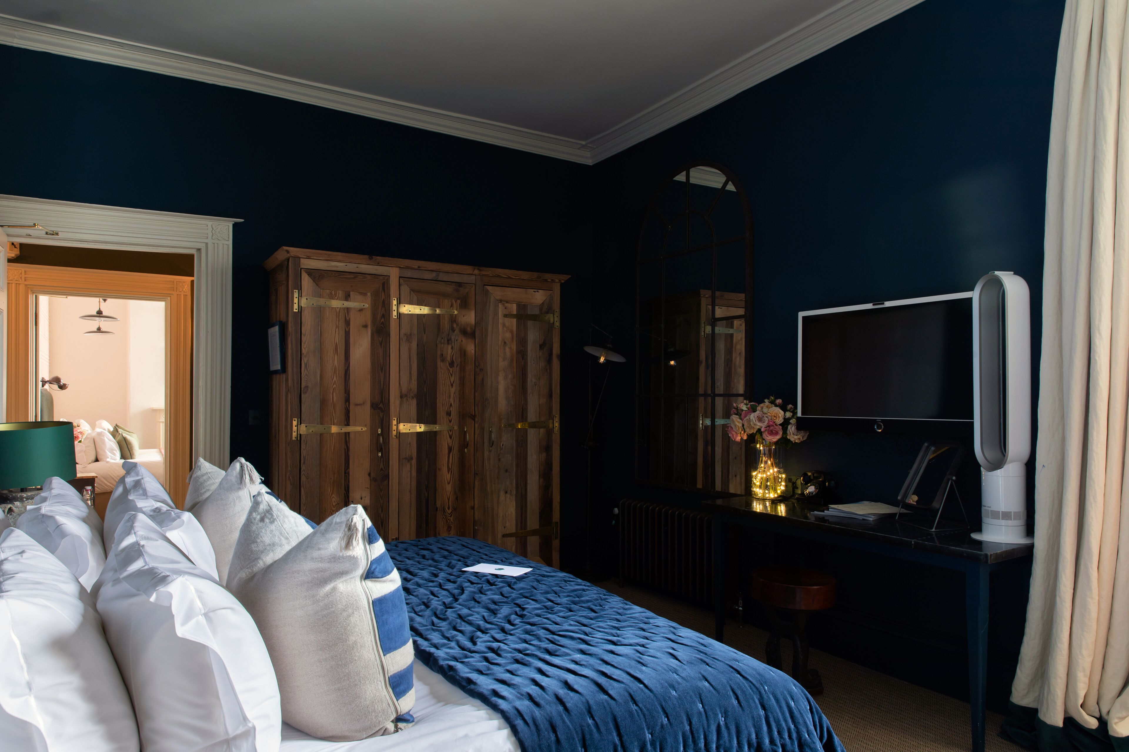 Deluxe Double Room | Bathroom | Free toiletries, hair dryer, bathrobes, slippers