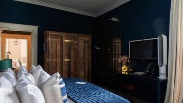 Deluxe Double Room | Bathroom | Free toiletries, hair dryer, bathrobes, slippers