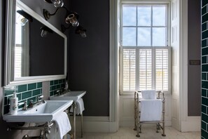 Chambre Double Supérieure | Salle de bain | Articles de toilette gratuits, sèche-cheveux, peignoirs, chaussons