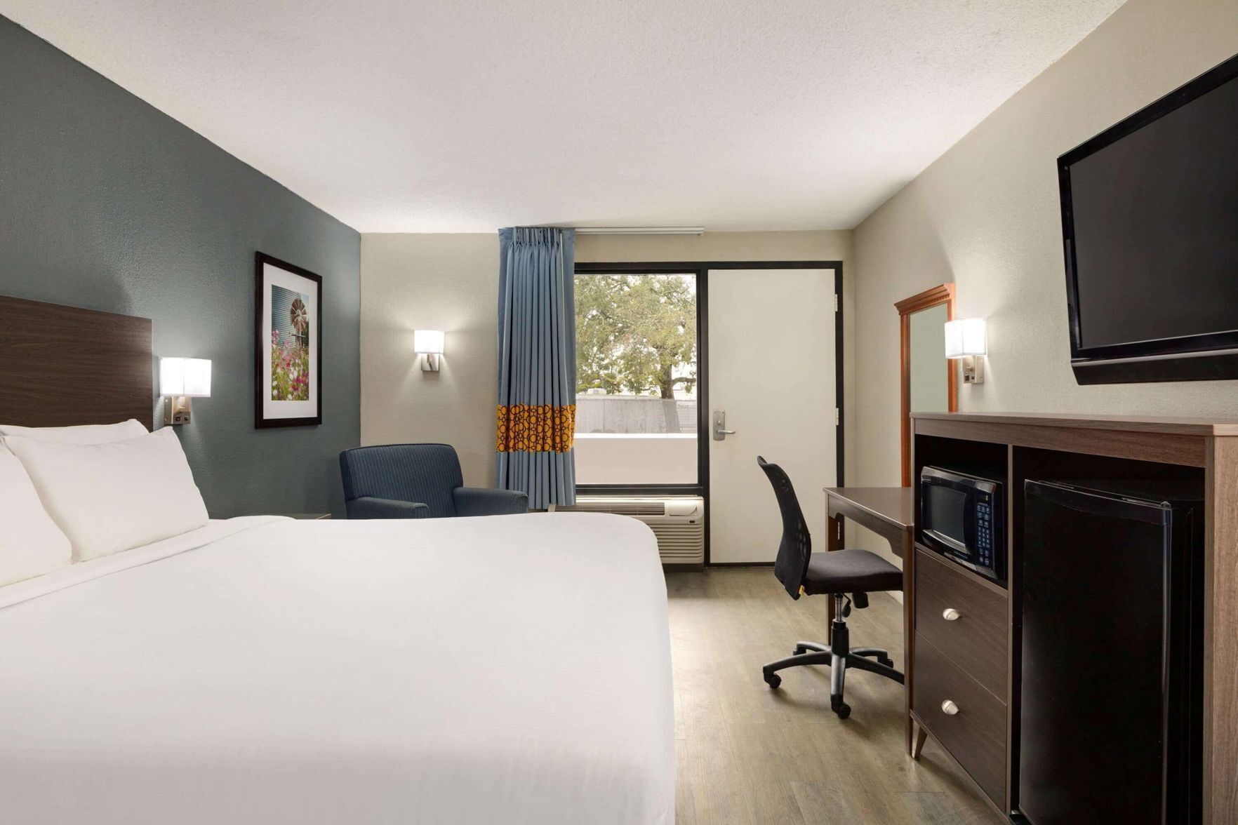 Skrivebord, strykejern/-brett, wi-fi (inkludert) og sengetøy