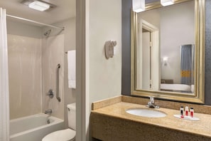 Combined shower/tub, free toiletries, hair dryer, towels - Baymont by Wyndham Wilmington (Wilmington)