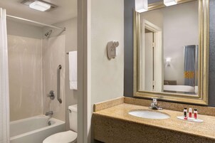 Ducha y bañera combinadas y artículos de higiene personal gratuitos