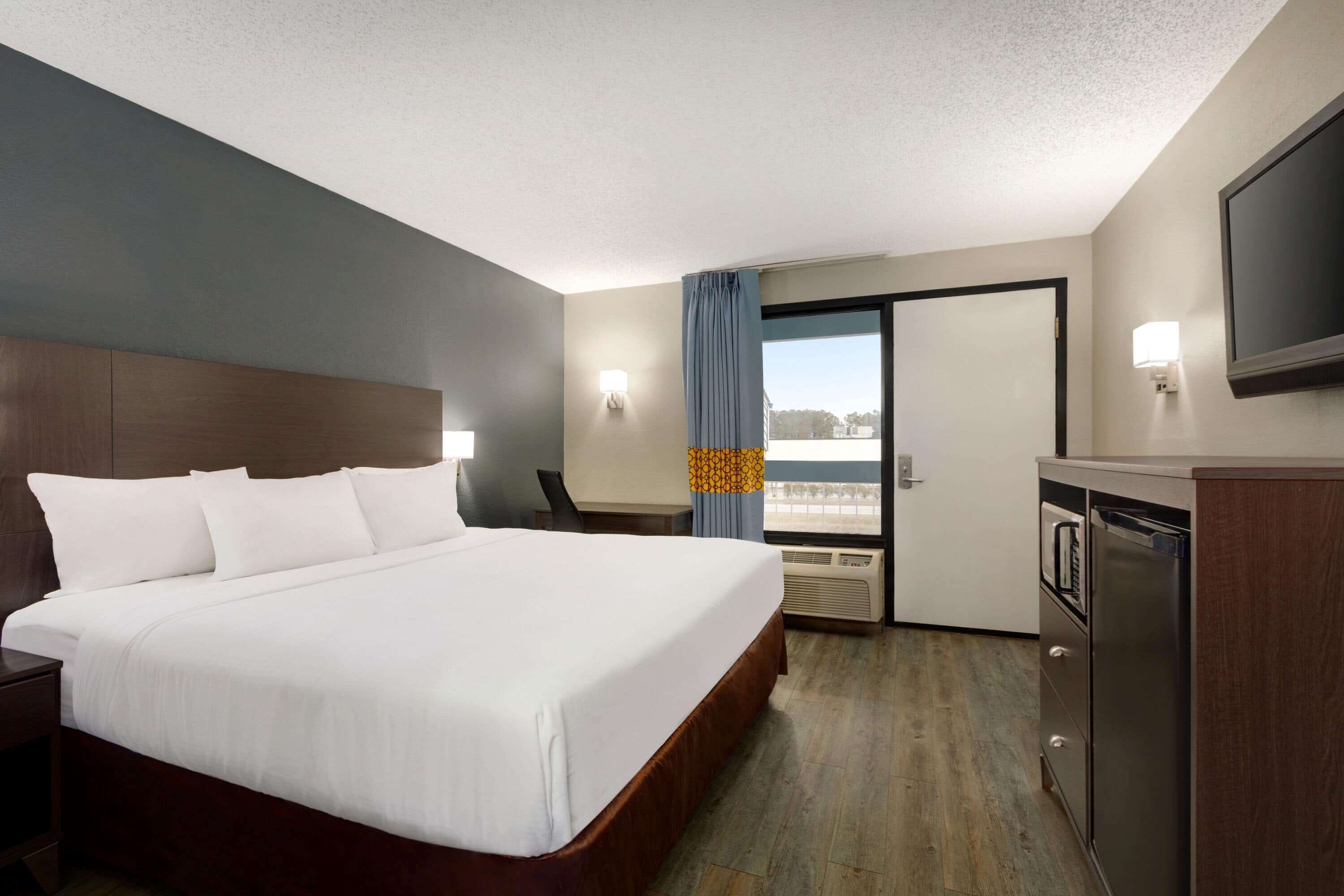 deluxe room, 1 king bed, non smoking | desk, iron/ironing board, free wifi, bed sheets