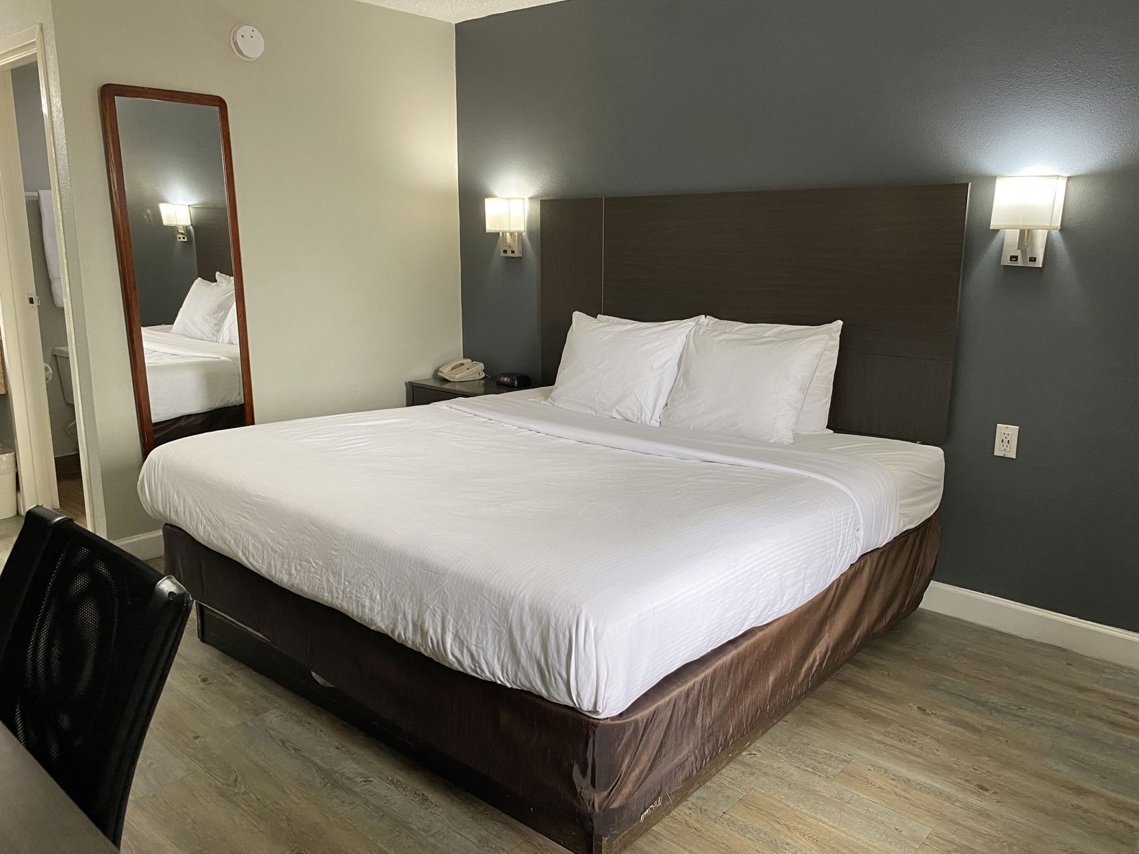 Skrivebord, strykejern/-brett, wi-fi (inkludert) og sengetøy