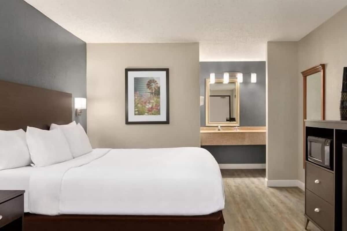 Desk, iron/ironing board, free WiFi, bed sheets