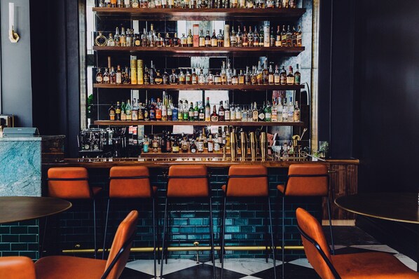 Bar (on property) - Hotel Deco Omaha, Tapestry Collection by Hilton (Omaha)