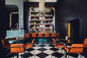 Bar (on property) - Hotel Deco Omaha, Tapestry Collection by Hilton (Omaha)