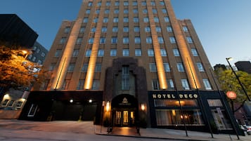 A multi-story hotel with a prominent entrance and a sign reading 'HOTEL DECO'.