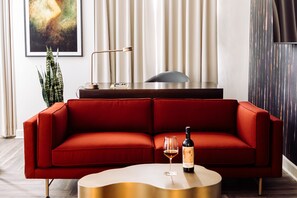 Egyptian cotton sheets, premium bedding, down comforters, pillowtop beds - Hotel Deco (Omaha)