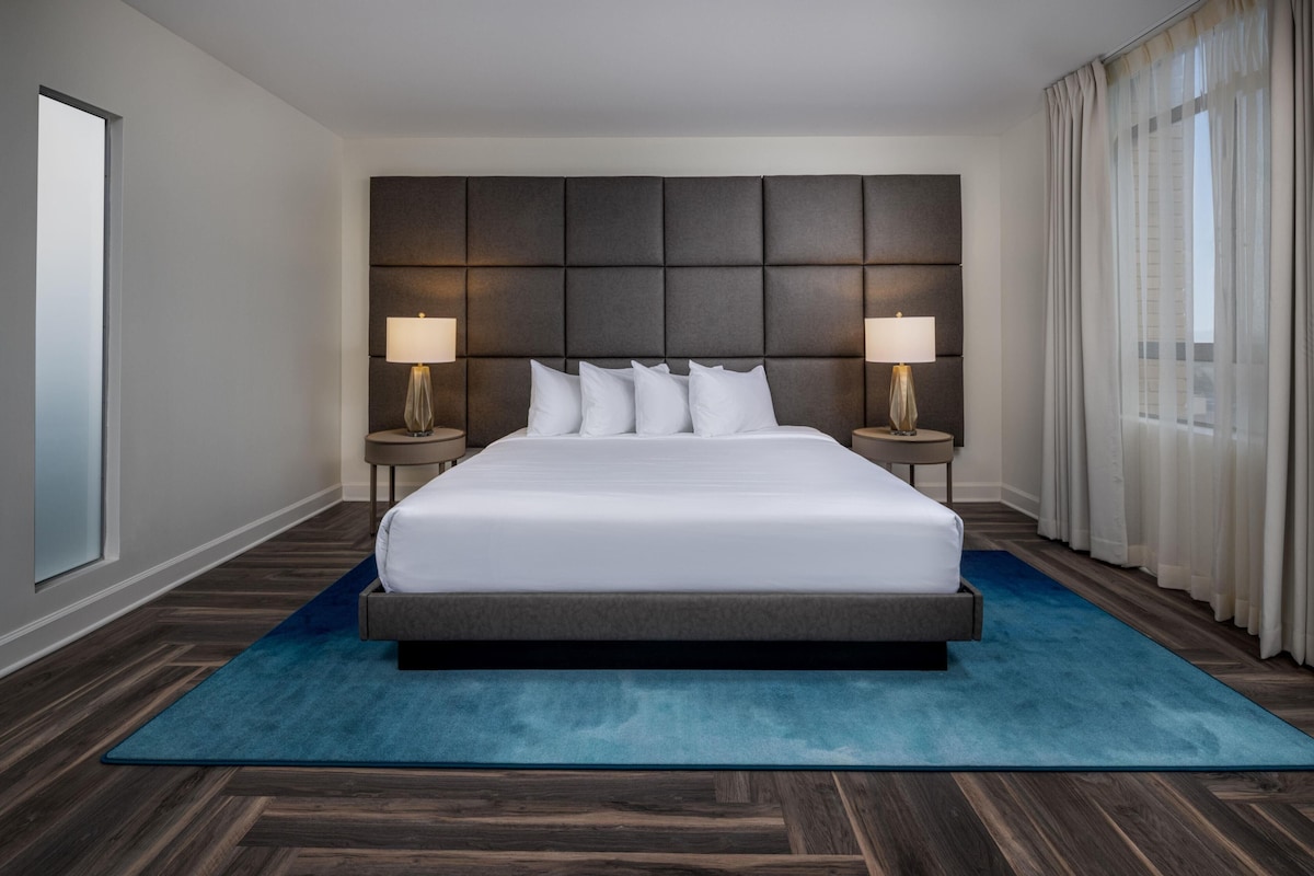 Room, 1 King Bed, Accessible (Mobility,3x3 Shower) | Egyptian cotton sheets, premium bedding, down comforters, pillowtop beds