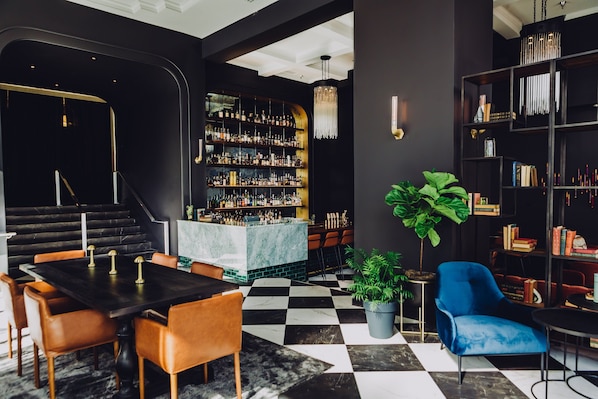 Bar (on property) - Hotel Deco Omaha, Tapestry Collection by Hilton (Omaha)