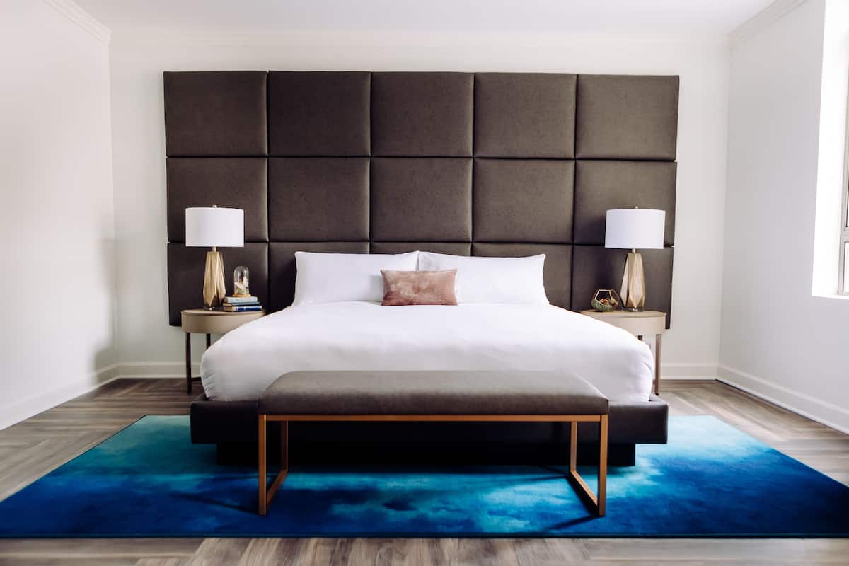 1 bedroom, Egyptian cotton sheets, premium bedding, down comforters