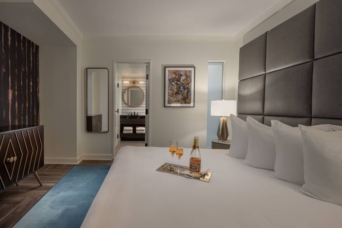 1 bedroom, Egyptian cotton sheets, premium bedding, down comforters