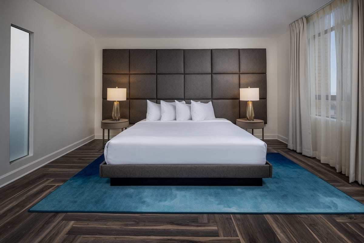 Deluxe Room, 1 King Bed, Accessible | 1 bedroom, Egyptian cotton sheets, premium bedding, down comforters