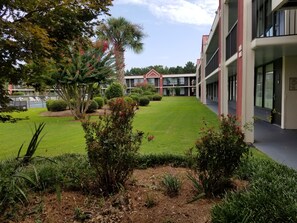 Una piscina al aire libre de temporada