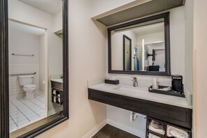 Bañera y ducha independientes y bañera profunda