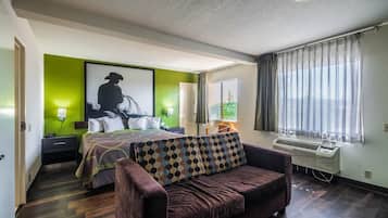Standard Room, 1 King Bed, Smoking | Living room
