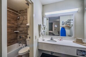 Chambre Standard, 1 très grand lit, fumeurs | Salle de bain | Ensemble douche/baignoire, articles de toilette gratuits, sèche-cheveux