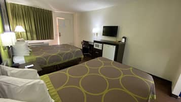 Habitació d'hotel amb dos llits, una taula de treball, televisió i microones.