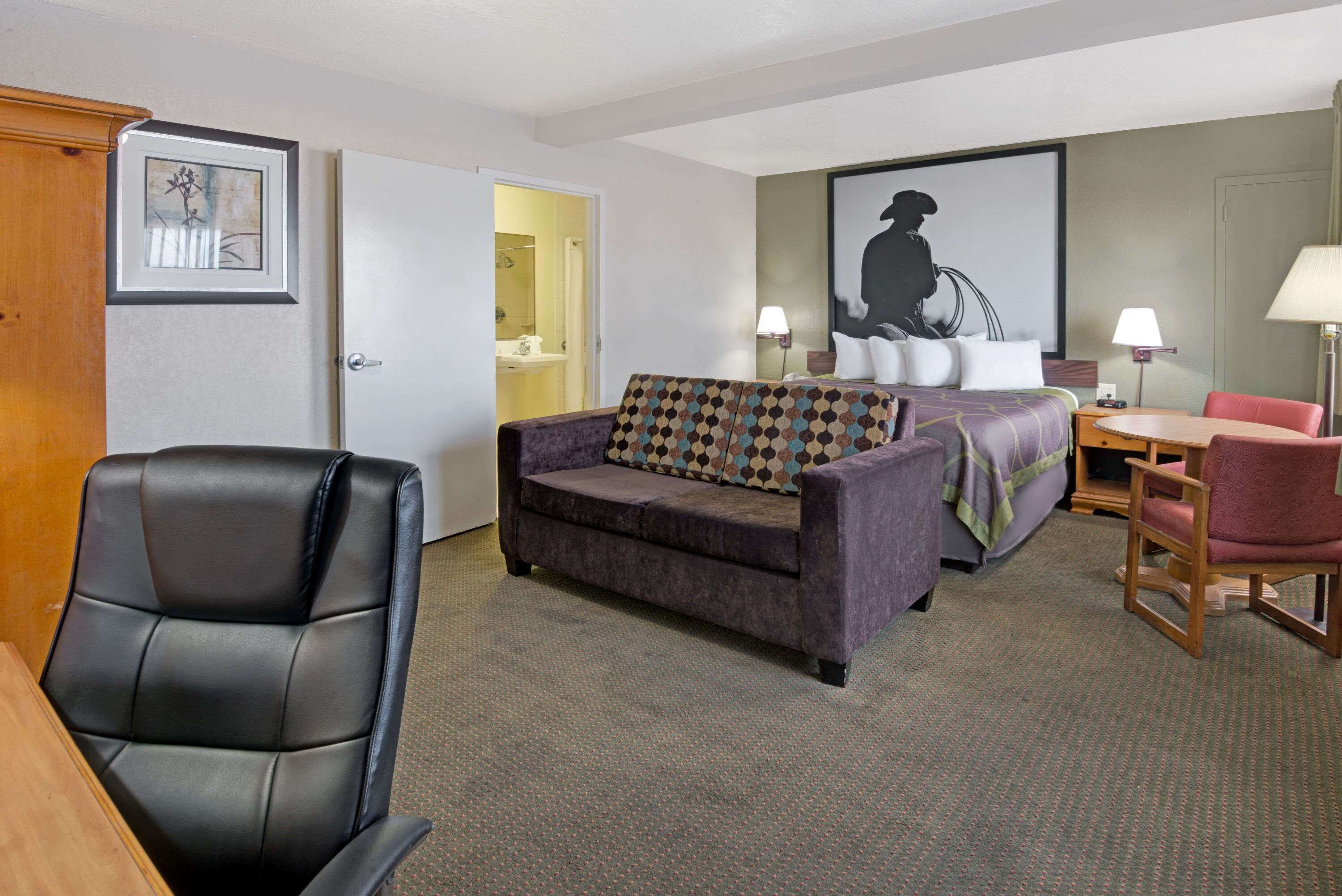 ตู้นิรภัยในห้องพัก, โต๊ะทำงาน, ห้องเก็บเสียง, เตารีด/โต๊ะรีดผ้า