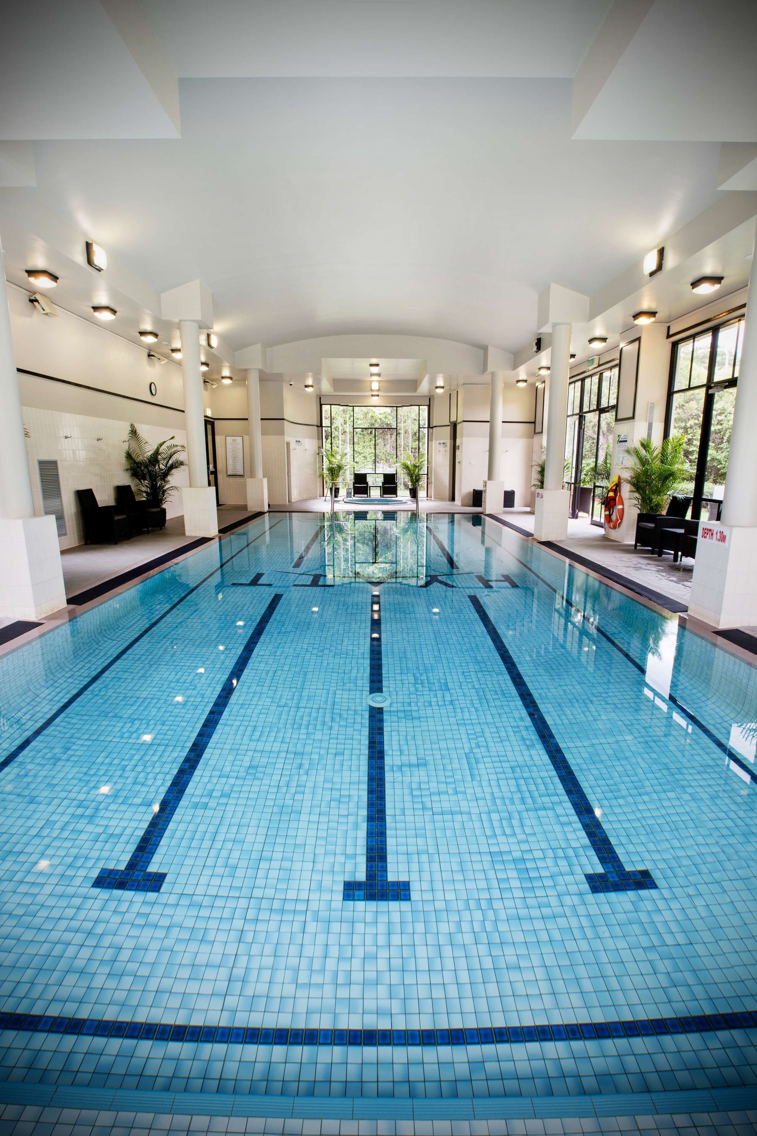 Alberca techada y camastros 