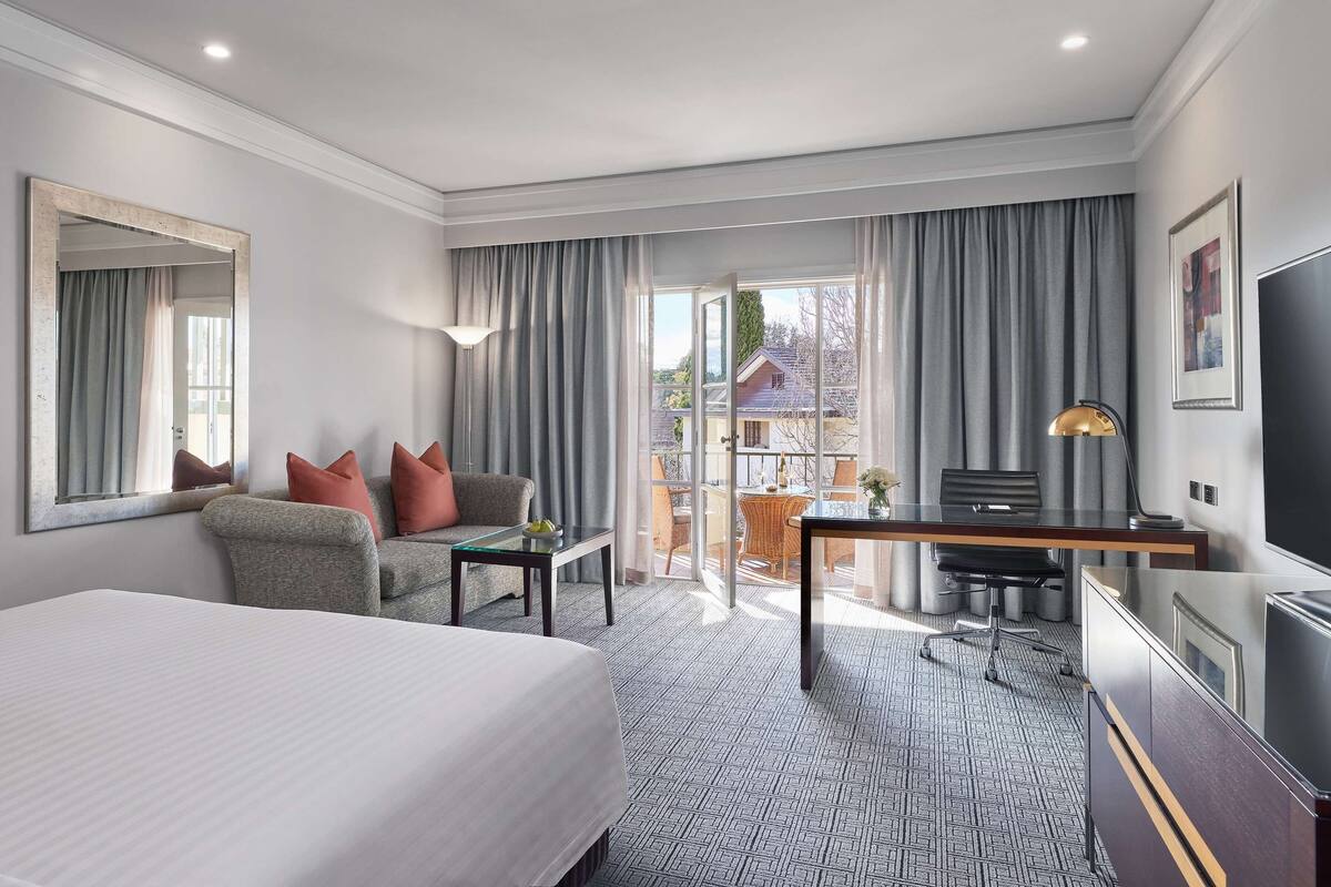 room, 1 king bed, balcony | 1 bedroom, premium bedding, pillow-top beds, minibar