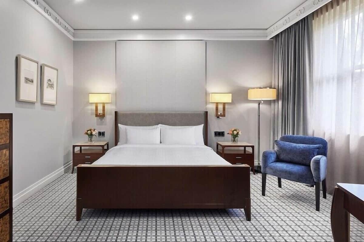 Luxe beddengoed, pillowtop-bedden, een minibar, een kluis op de kamer