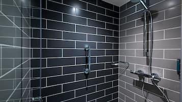 Combined shower/bathtub, eco-friendly toiletries, hair dryer, towels
