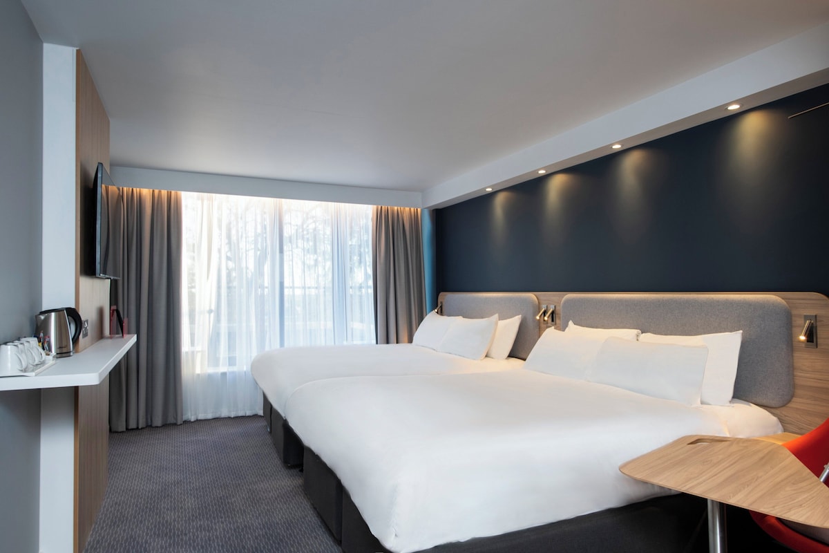 Standardzimmer, 2 Doppelbetten (with Free Hot Breakfast) | Schreibtisch, Verdunkelungsvorhänge, Bügeleisen/Bügelbrett