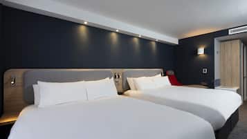 Escritorio, cortinas blackout y tabla de planchar con plancha