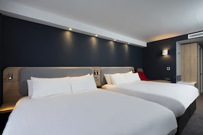 Standardzimmer, 2 Doppelbetten (with Free Hot Breakfast) | Schreibtisch, Verdunkelungsvorhänge, Bügeleisen/Bügelbrett