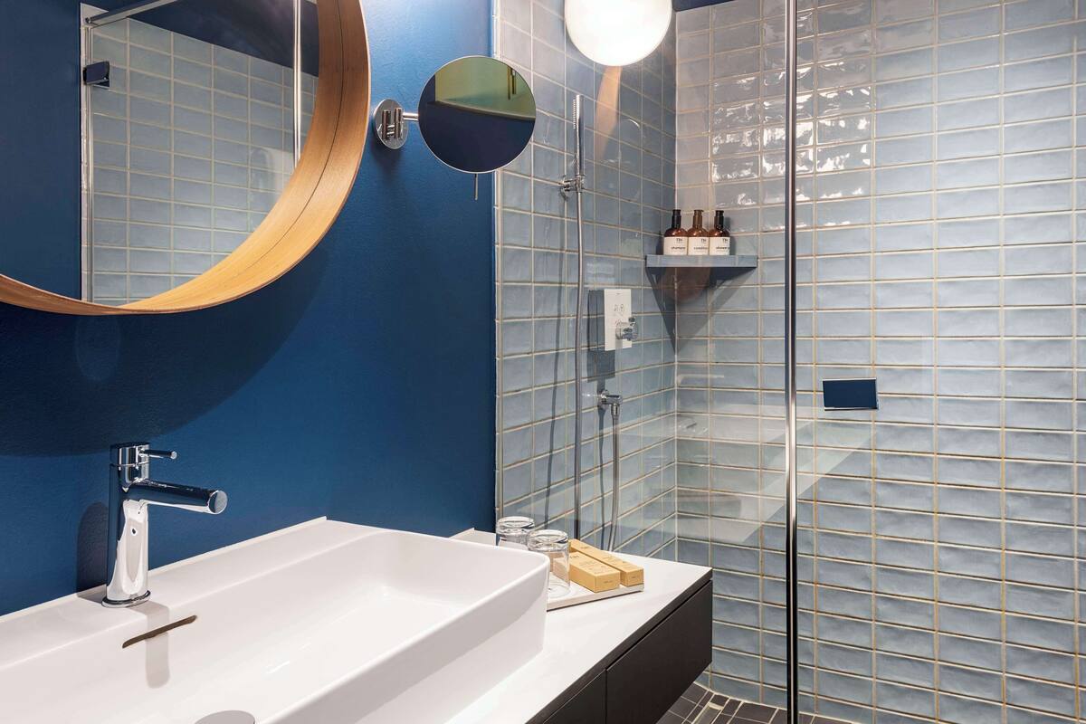 rainfall showerhead, eco-friendly toiletries, hair dryer, towels