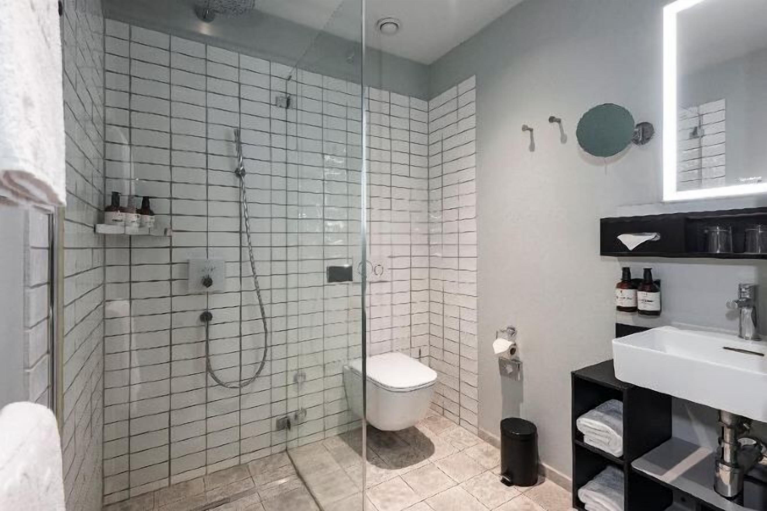 Baño | Regadera tipo lluvia y amenidades de baño ecológicas 