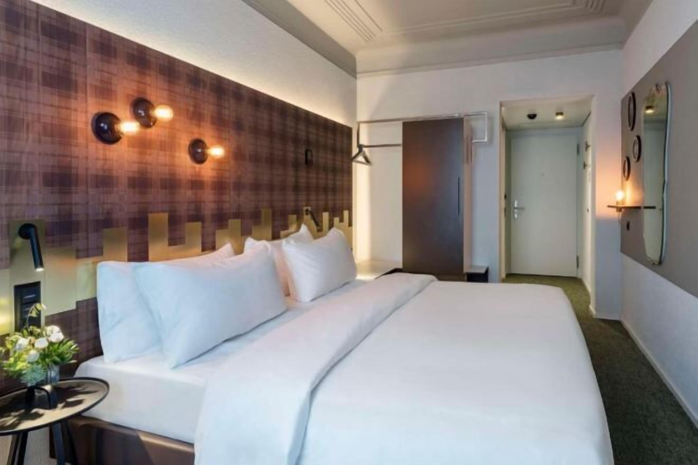 Seprai premium, minibar, brankas, dan meja kerja