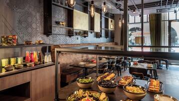 Tägliches Frühstücksbuffet gegen Gebühr