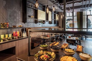 Tägliches Frühstücksbuffet gegen Gebühr