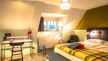 Quarto com cama, escrivaninha, cadeira e janela.