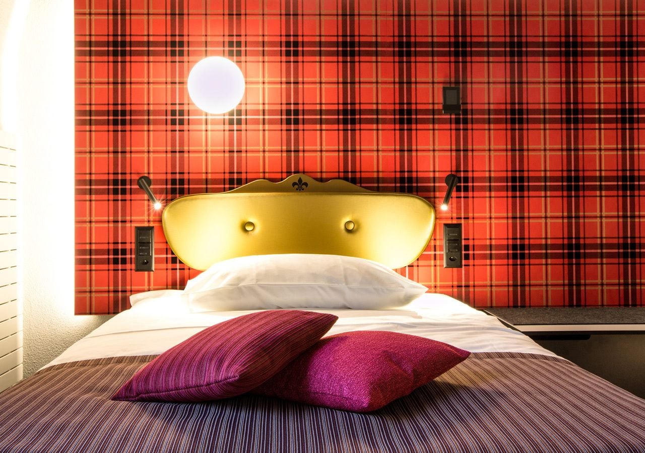 standard single room, 1 queen bed | 1 bedroom, premium bedding, minibar, in-room safe