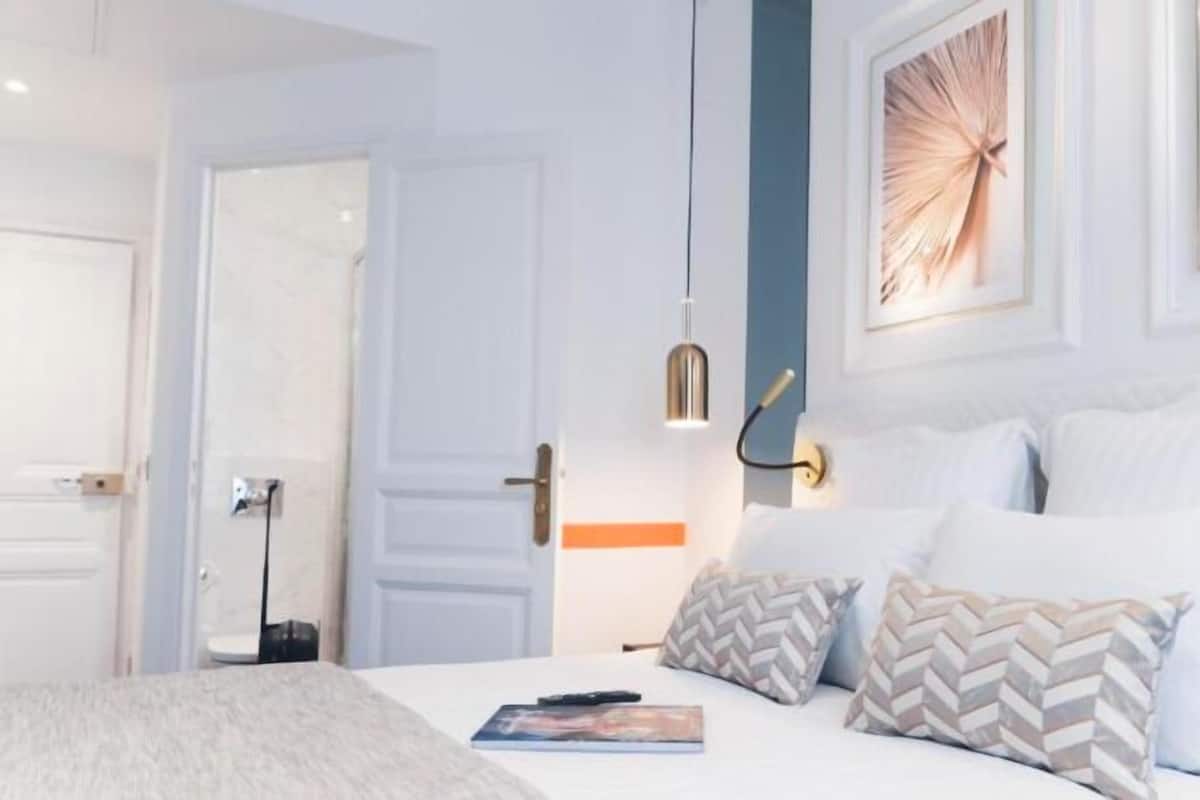 Premium bedding, in-room safe, desk, laptop workspace