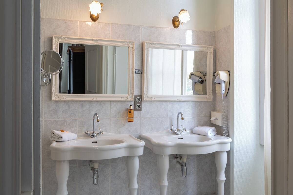 deluxe room | bathroom | free toiletries, hair dryer, towels, soap