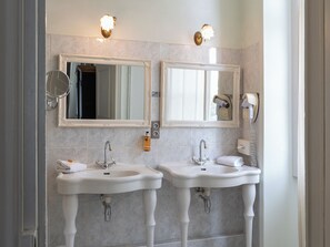 Deluxe Room | Bathroom