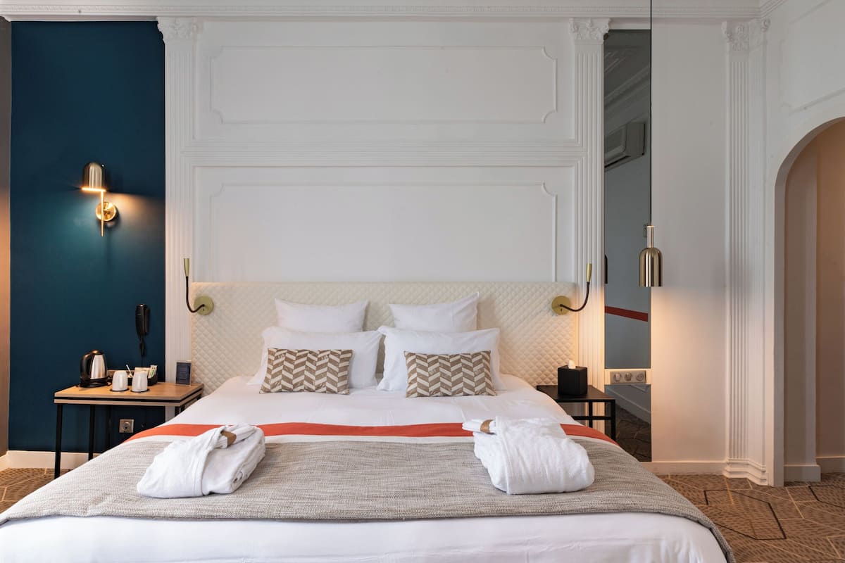 Premium bedding, in-room safe, desk, laptop workspace