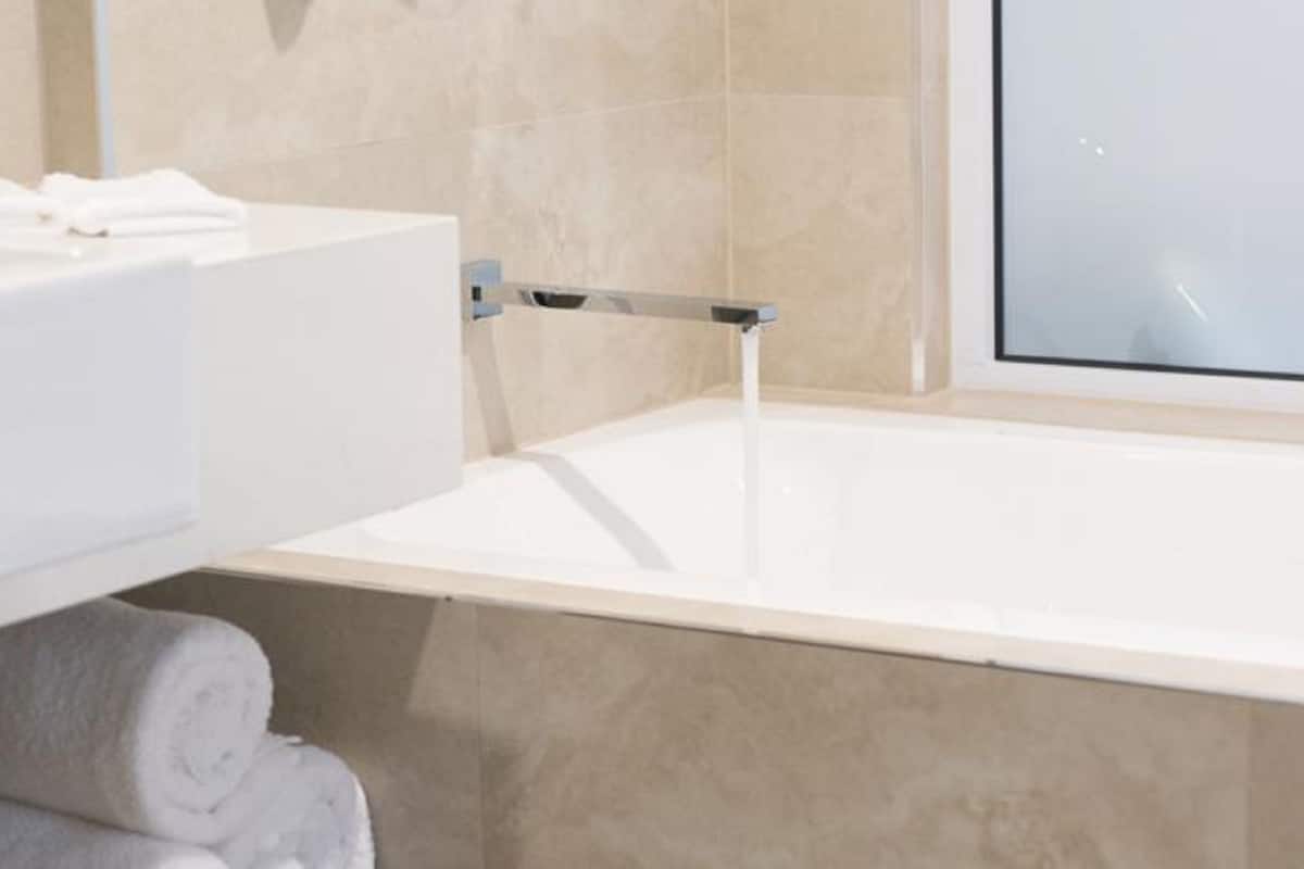 Douche, articles de toilette écologiques, sÚche-cheveux, peignoirs