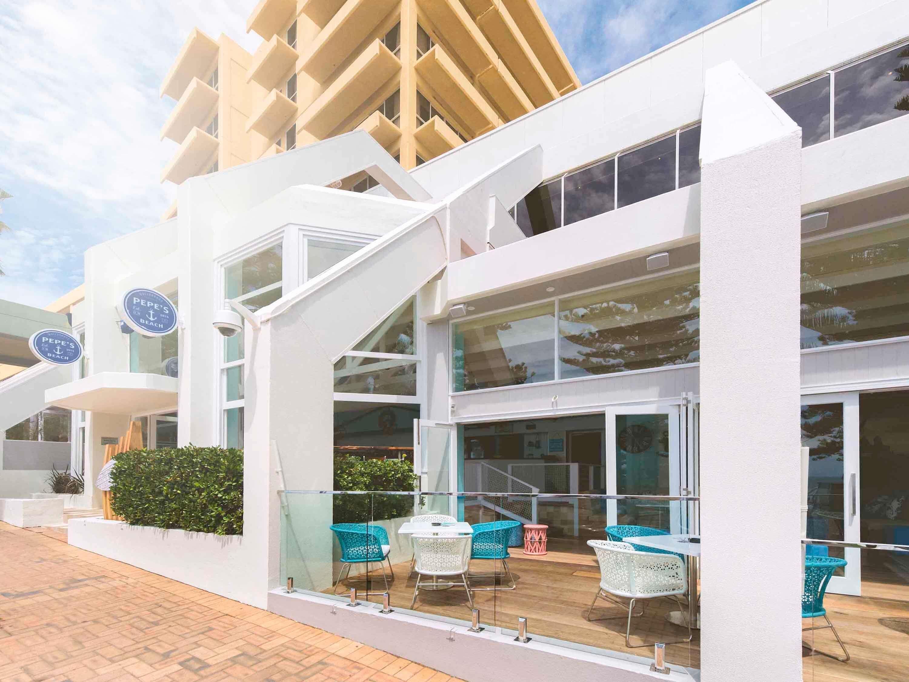 4 bars/lounges, sports bar